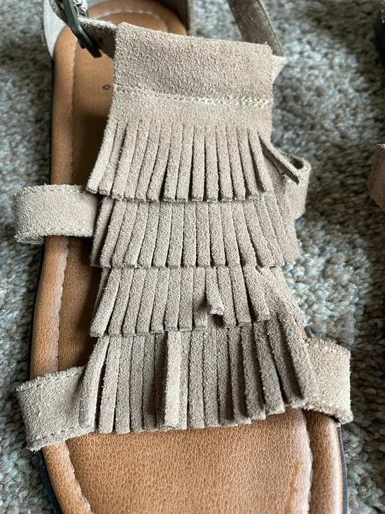 Minnetonka Women’s ' Tan Fringe Sandals Size 6 Leather Upper - Picture 5 of 8